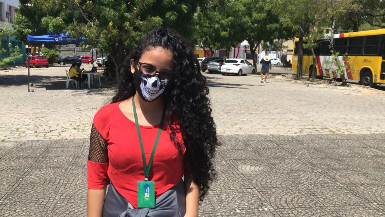 No Colégio Estadual Liceu do Ceará, a jovem Maria Eriládia Araújo Lopes, 19, espera um bom resultado no Enem após ano de preparação com vídeo aulas online