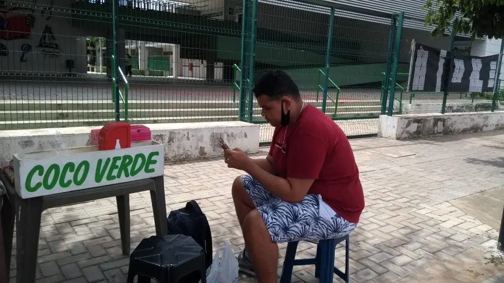 Imagem da notícia: Primeiros alunos a chegarem em local de prova no Crato fazem o Enem pela primeira vez 