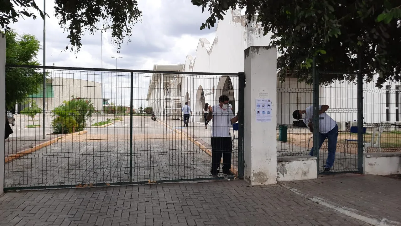 Portões fechados no Campus Multiinstitucional Humberto Teixeira em Iguatu