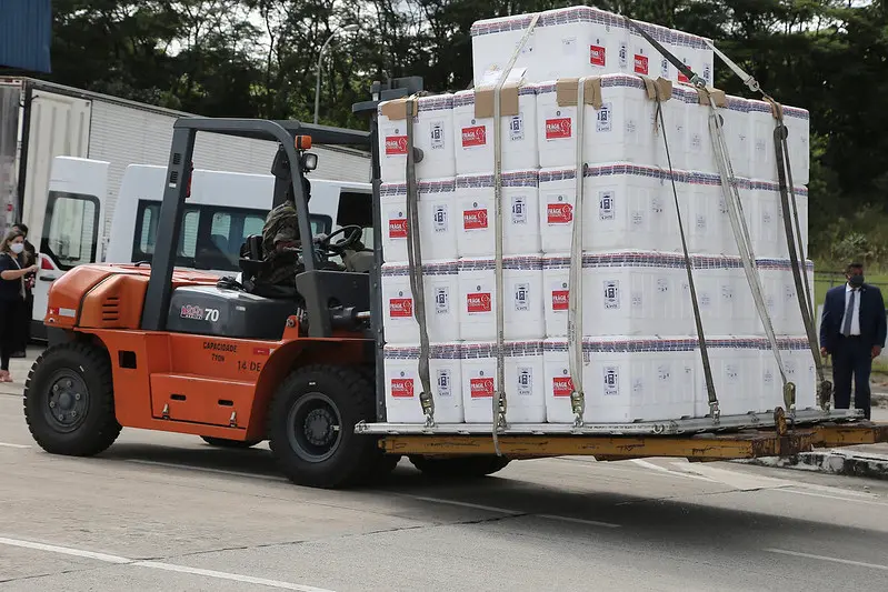 Esta é uma imagem de uma epilhadeira transportando lotes da vacina Coronavac