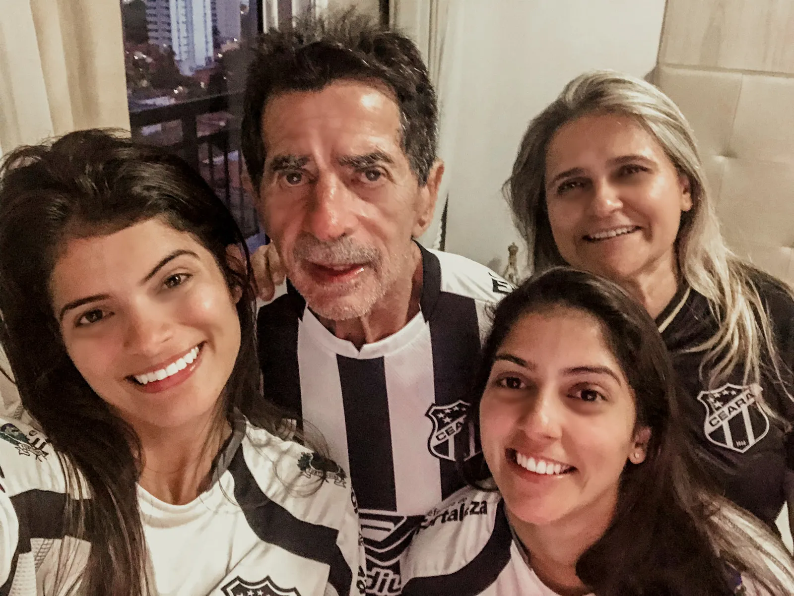 Dimas com a esposa e as duas filhas