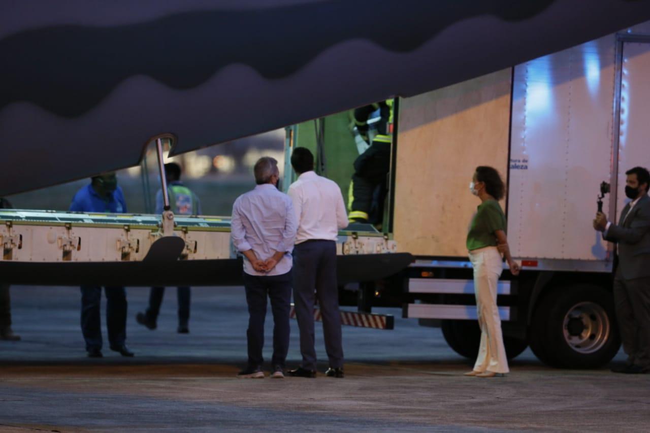 políticos recepciona avião que traz as doses da coronavac