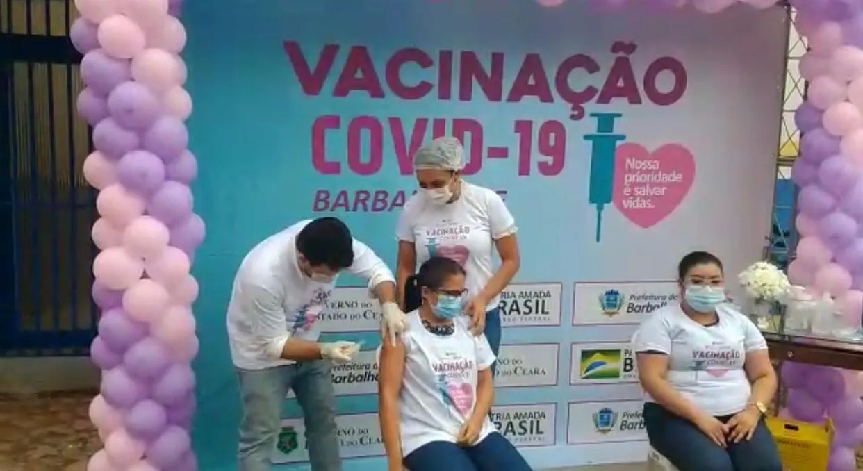 Profissionais da saúde que estão no enfrentamento da doença desde o início da pandemia estão sendo os primeiros imunizados