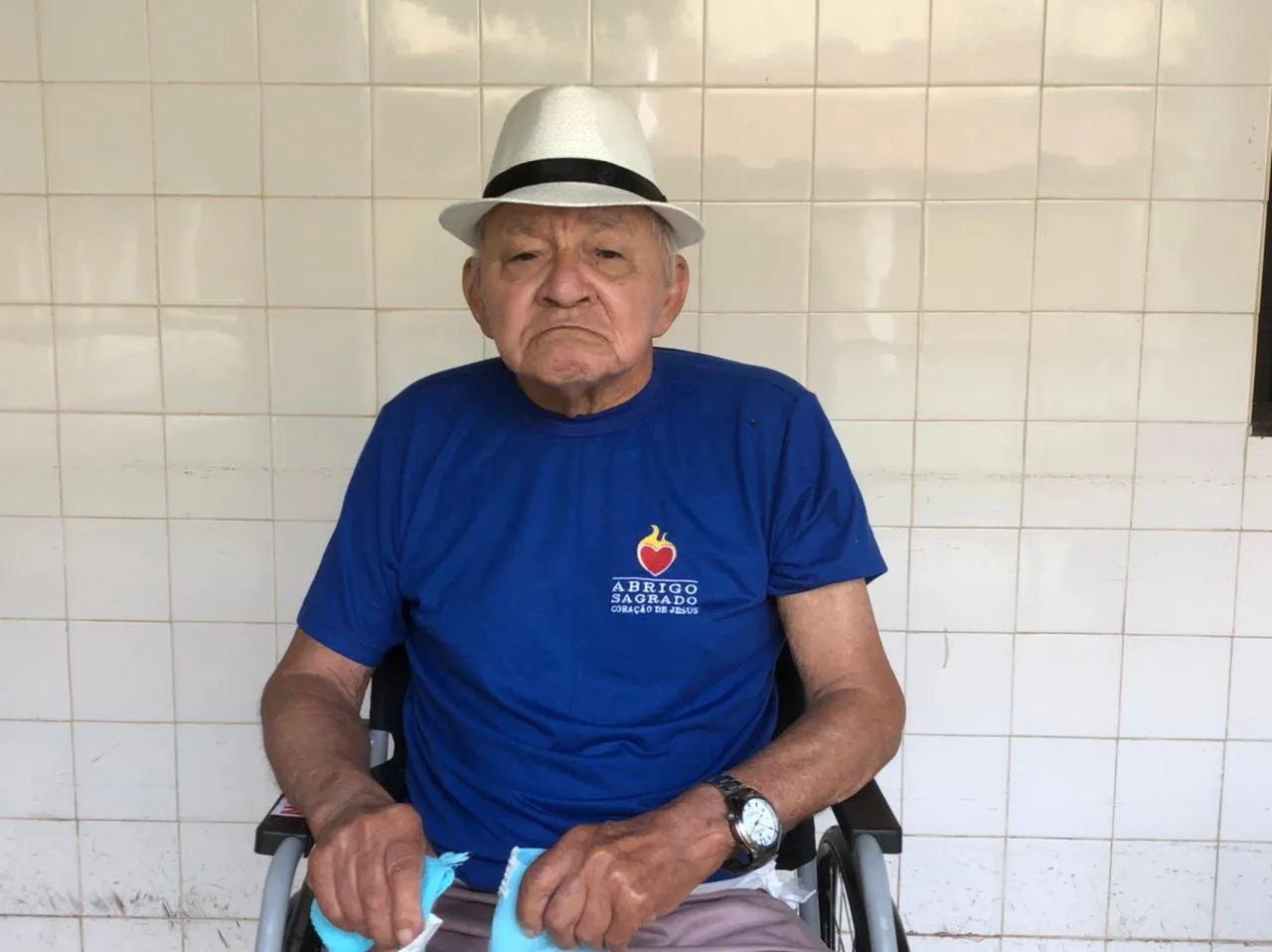 Morador do Abrigo Sagrado Coração de Jesus, José Milton de Oliveira, de 84 anos, recebeu a primeira dose da vacina contra a Covid-19