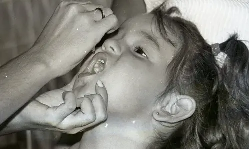 Menina sendo vacinada