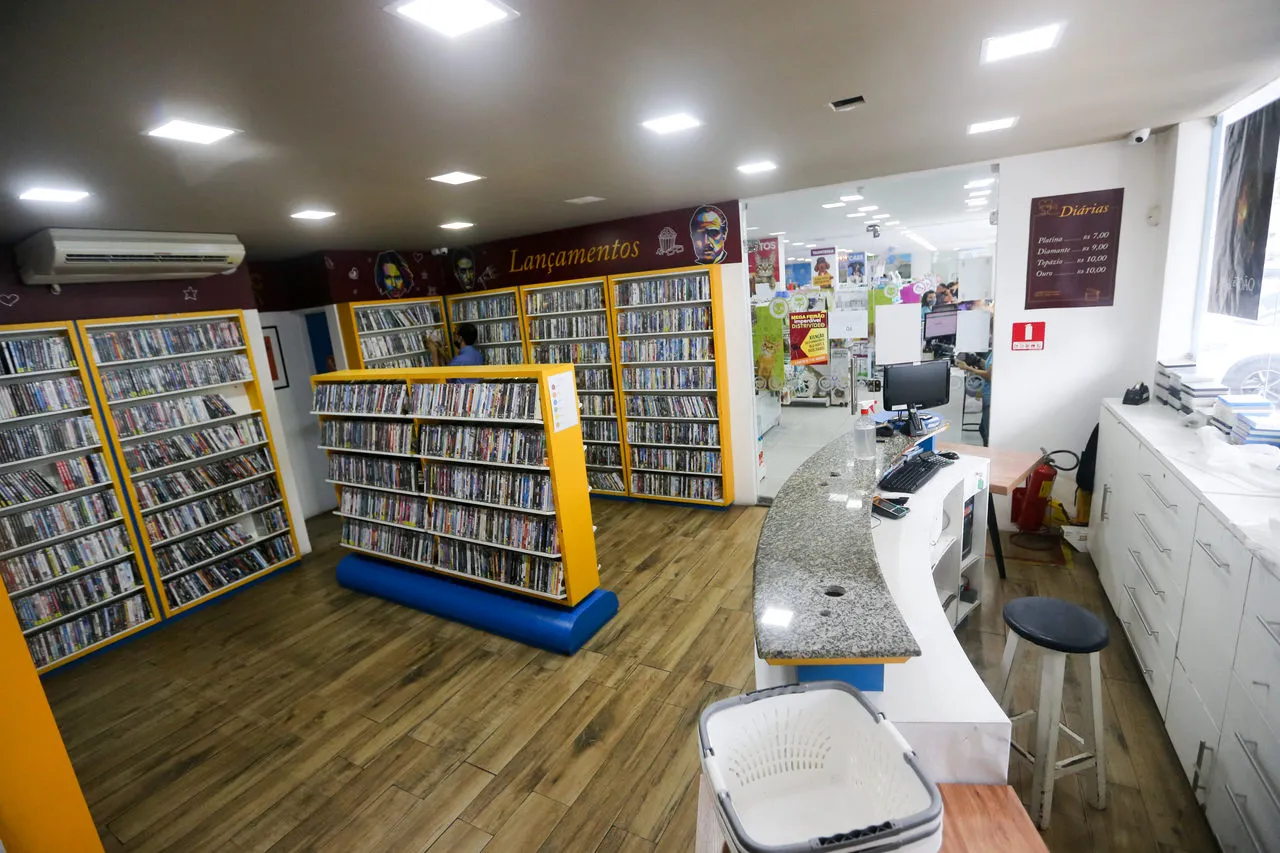 Interior da loja da Distrivídeo na avenida Antônio Sales