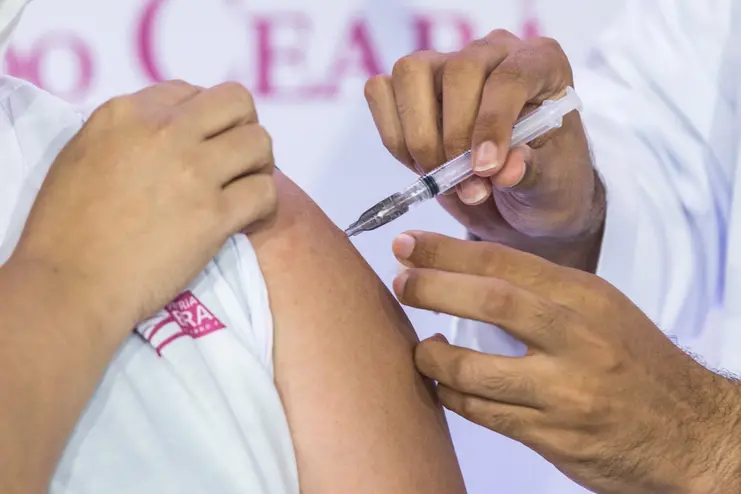 A imagem dos aplicadores manejando a seringa sem luvas levantou uma discussão sobre a necessidade de se usar ou não o acessório