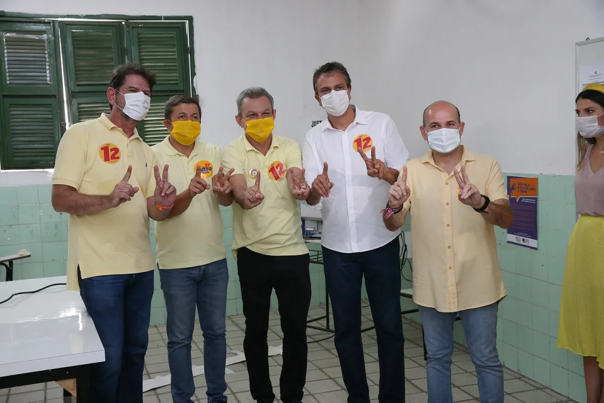 Cid Gomes, com Élcio Batista, Sarto Nogueira, Camilo Santana e Roberto Cláudio