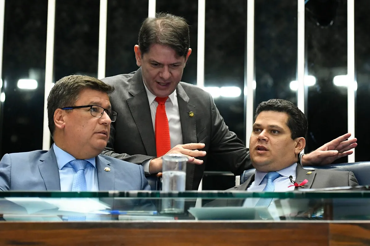 Senador Carlos Viana (PSD-MG); senador Cid Gomes (PDT-CE); e presidente do Senado Federal, senador Davi Alcolumbre (DEM-AP).