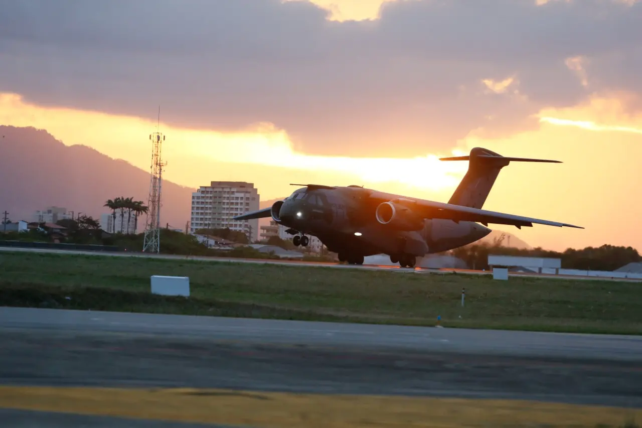 Avião da FAB com vacinas