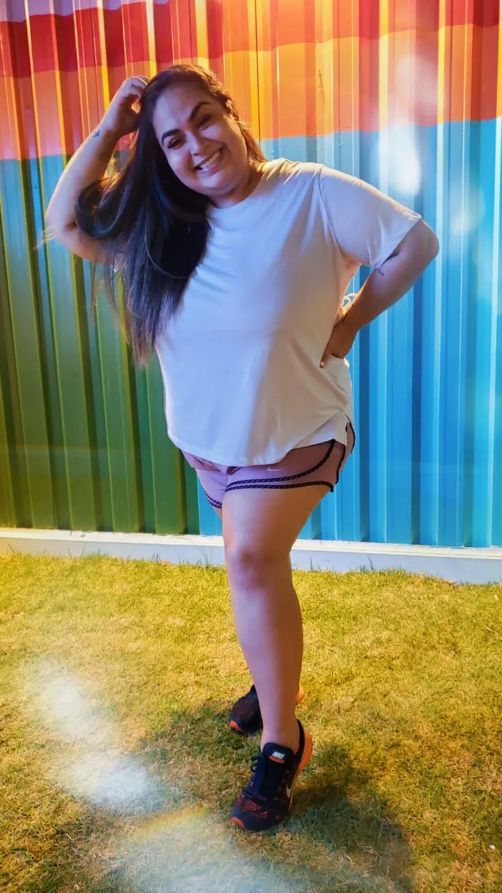 Carol posa com seu short fashionista