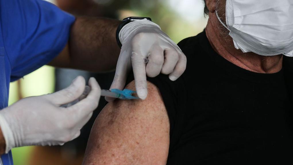 Vacinas começaram a ser distribuídas no Brasil na última segunda-feira (18)