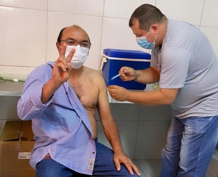 Prefeito de Guaraciaba do Norte foi um dos primeiros vacinados do município