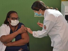 Mônica Calazans foi a primeira vacinada contra a Covid-19 no Brasil