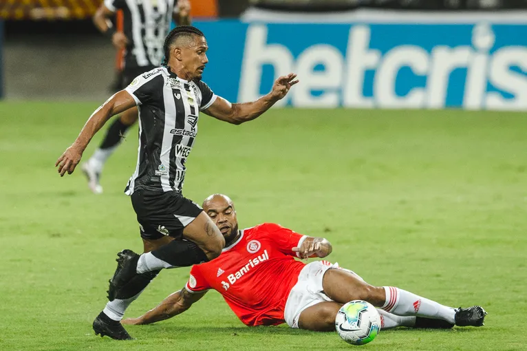 O volante Fernando Sobral é o principal ladrão de bolas no Brasileirão