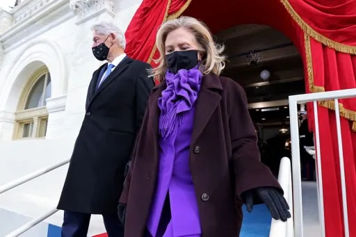 Hillary Clinton também trouxe o roxo em destaque na sua produção