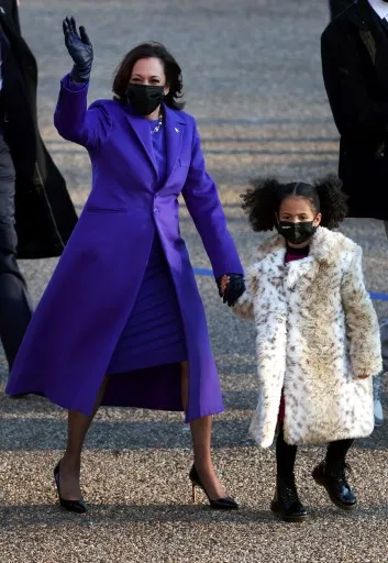 A escolha da roupa da sobrinha-neta de Kamala também não foi à toa. O casaquinho de onça é inspirado em um que a vice-presidente usava quando criança.
