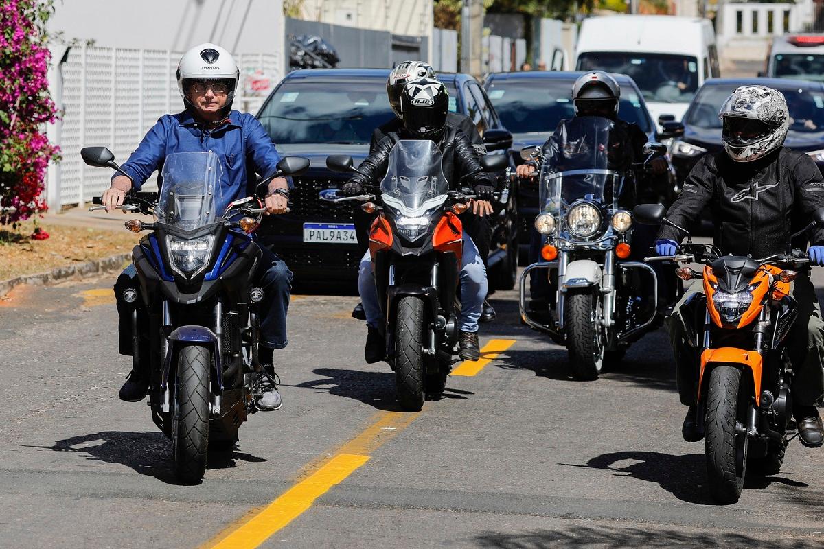 Presidente em passeio de moto pelas ruas de Guarujá, no litoral de SP, em julho do ano passado