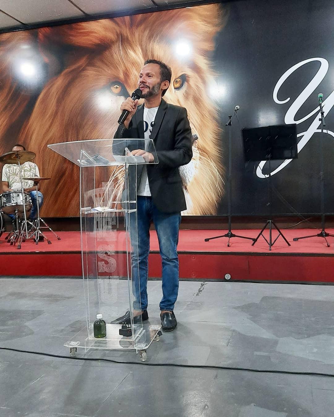 Cantor gospel Flávio Camargo morre de pneumonia após se ...