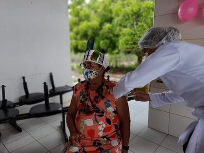 Cacique Pequena sendo vacinada por enfermeira contra Covid-19
