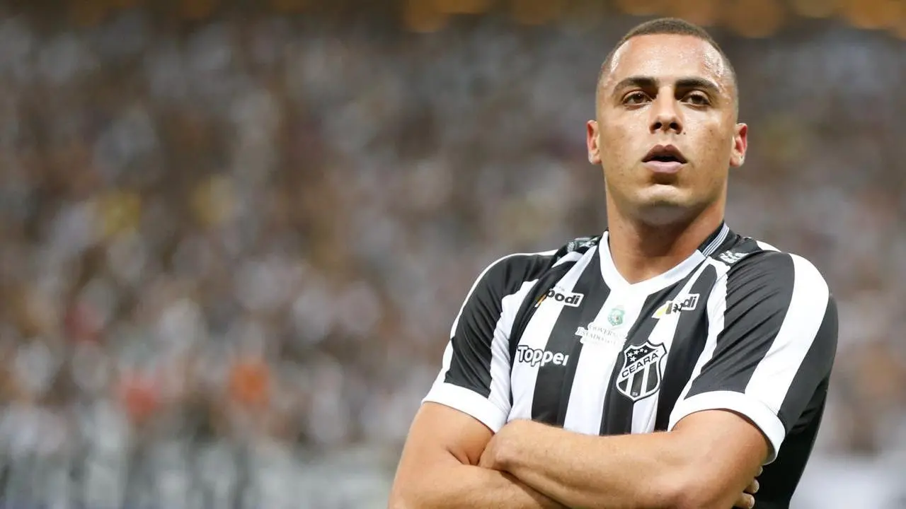 Arthur Cabral comemora gol pelo Ceará com semblante sério