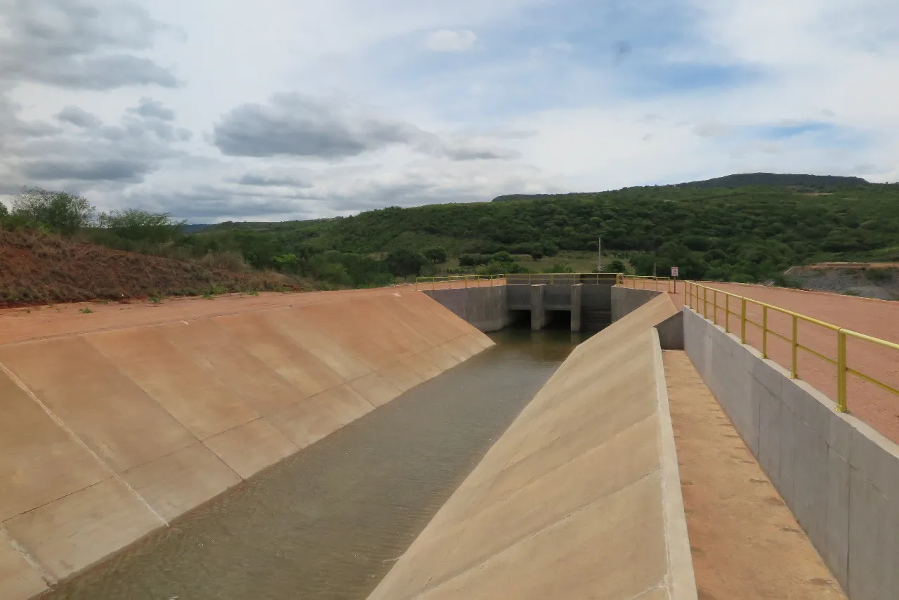 O eixo emergencial possui 53km e vai da barragem de Jati até Missão Velha, na região do Cariri