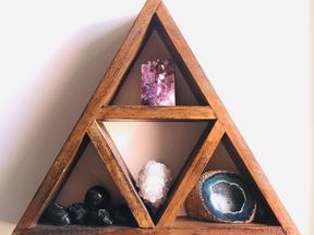 Esta é uma imagem de um altar de cristais