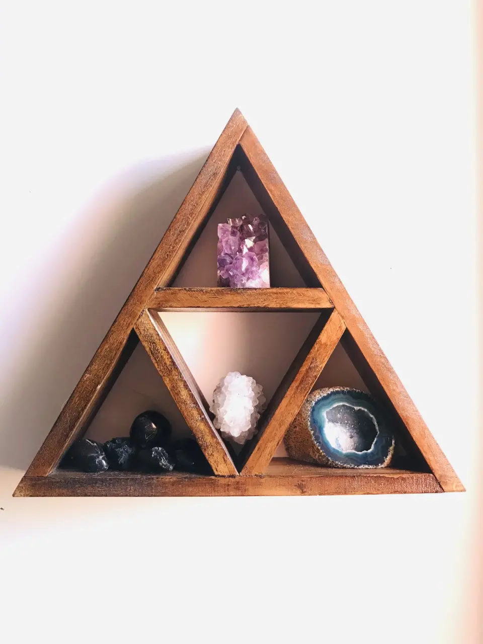 Esta é uma imagem de um altar de cristais