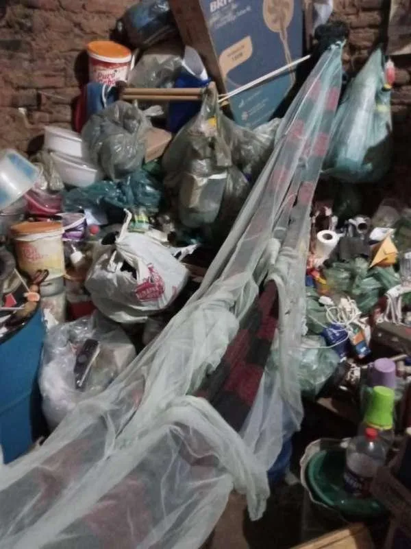 Local em que as vítimas eram mantidas estava em condições subumanas, com sujeira e acúmulo de lixo.