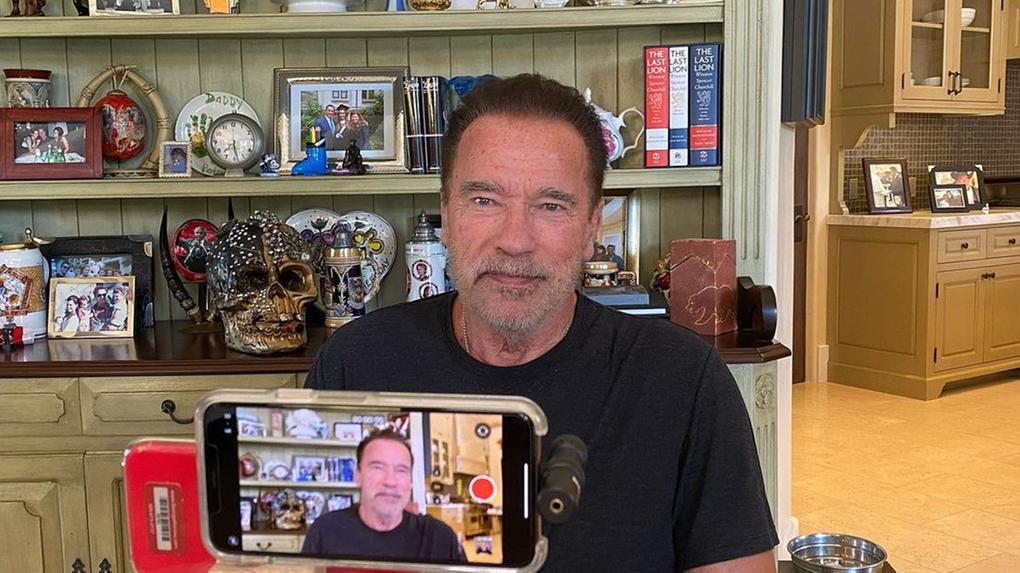Arnold Schwarzenegger recebe primeira dose de vacina contra a Covid