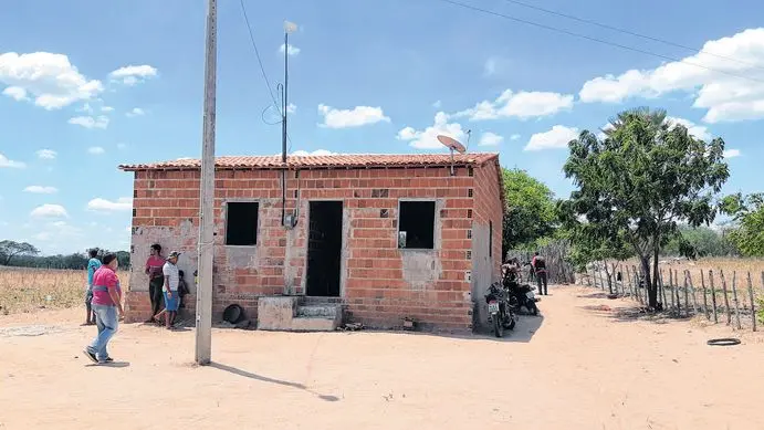 As vítimas dormiam em uma residência na localidade de Ouro Preto, distrito de Pedra e Cal, quando foram surpreendidas por criminosos e mortas a tiros