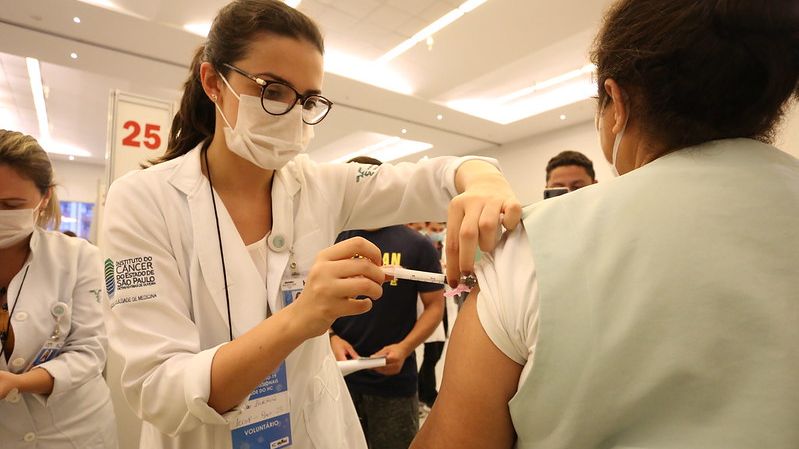 O Estado de São Paulo começou a vacinar profissionais de saúde que estão atuando na linha de frente ao combate da Covid-19