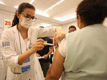 O Estado de São Paulo começou a vacinar profissionais de saúde que estão atuando na linha de frente ao combate da Covid-19