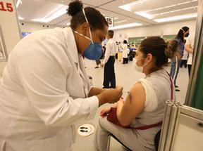 Funcionários do Hospital das Clínicas foram alguns dos profissionais vacinados contra a Covid-19