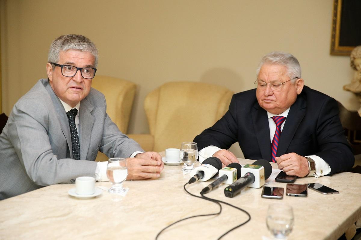 Inacio Cortez (à esq.) assumirá presidência do TRE-CE, atualmente sob comando de Haroldo Máximo (à dir.)