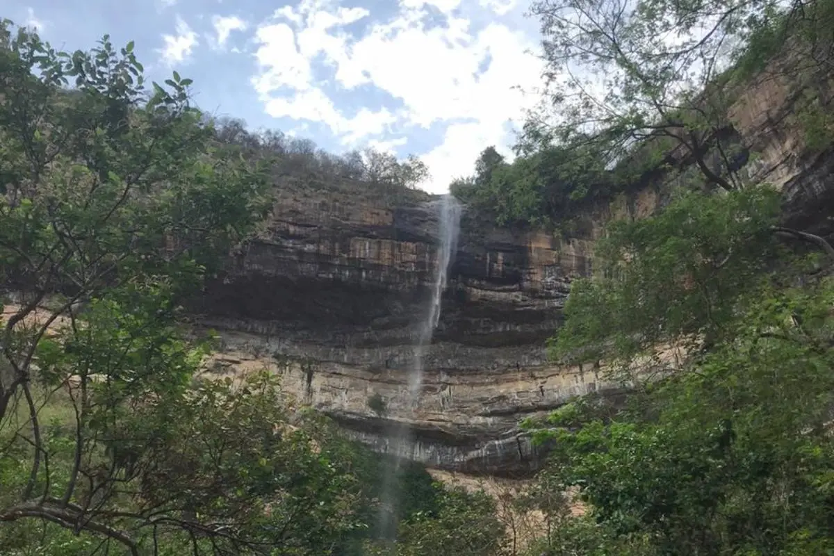 A água que chega à Bica do Ipu vem do Rio Inhuçu, que banha municípios do alto da serra da Ibiapaba