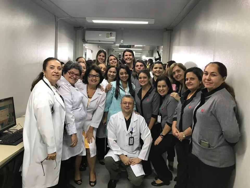 Colegas de trabalho lamentam o falecimento da profissional. Do lado esquerdo, a cardiologista Lúcia Belém. No centro, o amigo e médico Frederico Arnaud.