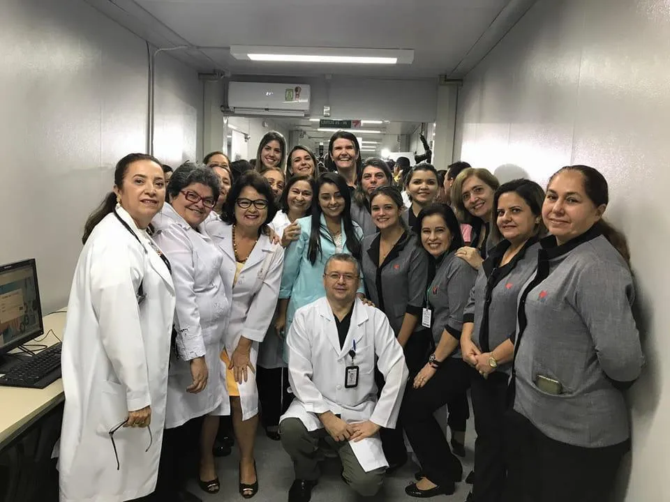 Colegas de trabalho lamentam o falecimento da profissional. Do lado esquerdo, a cardiologista Lúcia Belém. No centro, o amigo e médico Frederico Arnaud.