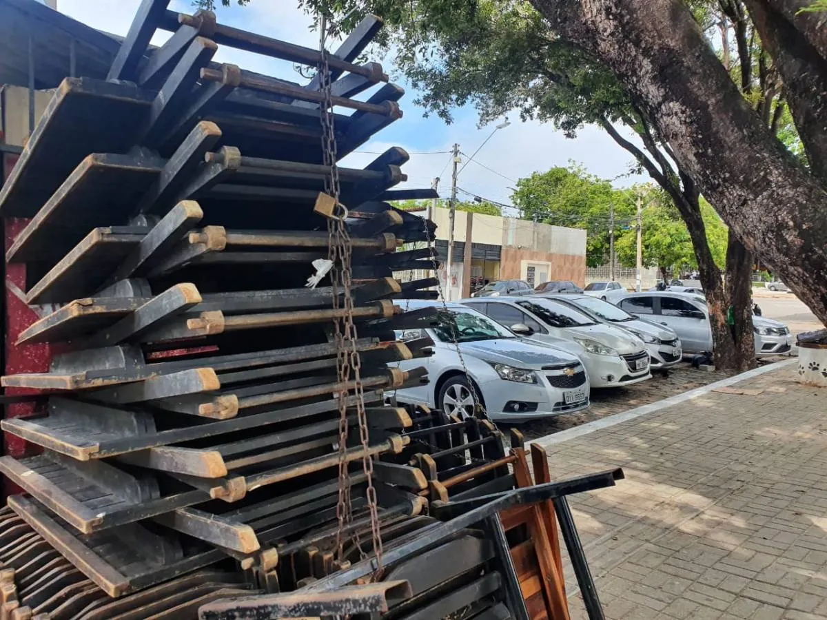 Trailer interditado pela fiscalização por descumprir protocolos sanitários fica na Praça da Glória, na Cidade dos Funcionários.