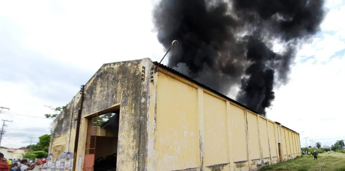 Sob a guarda da Prefeitura de Iguatu, prédio serve, atualmente, para armazenar pneus velhos.