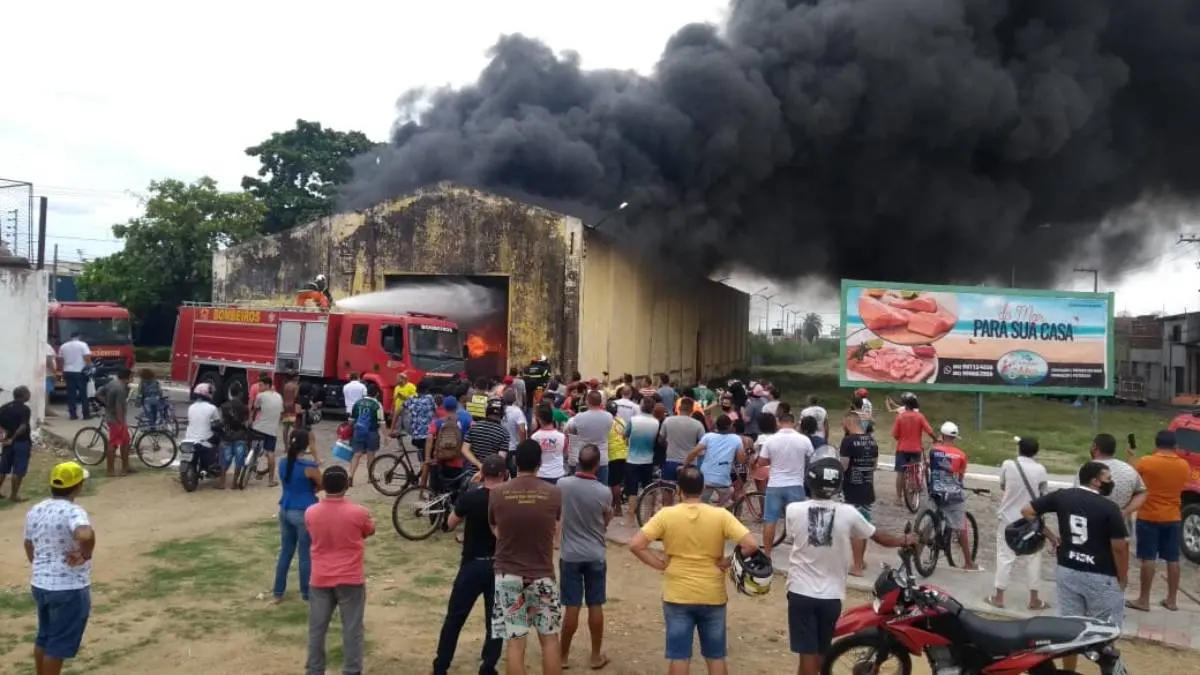 População de Iguatu assiste ao trabalho do Corpo de Bombeiros de tentar conter as chamas.