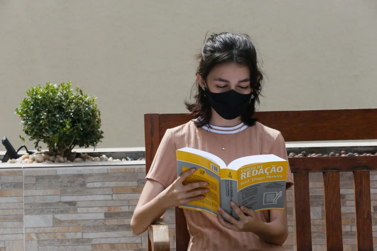 Yanna Mara, 20, não fez a prova por temer adoecer e contaminar a mãe e a avó Matheus Parente, 19, teve dificuldades para conciliar o ensino remoto e o trabalho