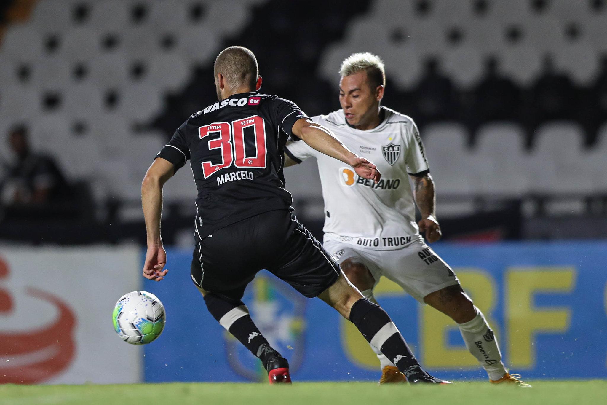 Chileno Vargas conduz a bola em São Januário