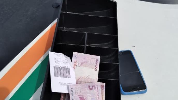 Dinheiro e celular roubados em assalto