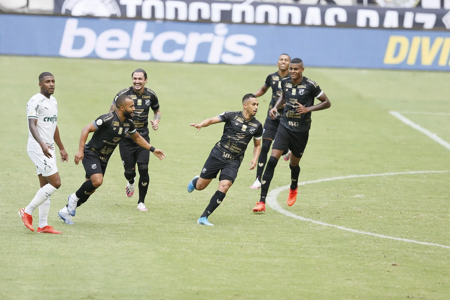 O meia Lima fez o primeiro gol do Ceará, em lance de oportunismo