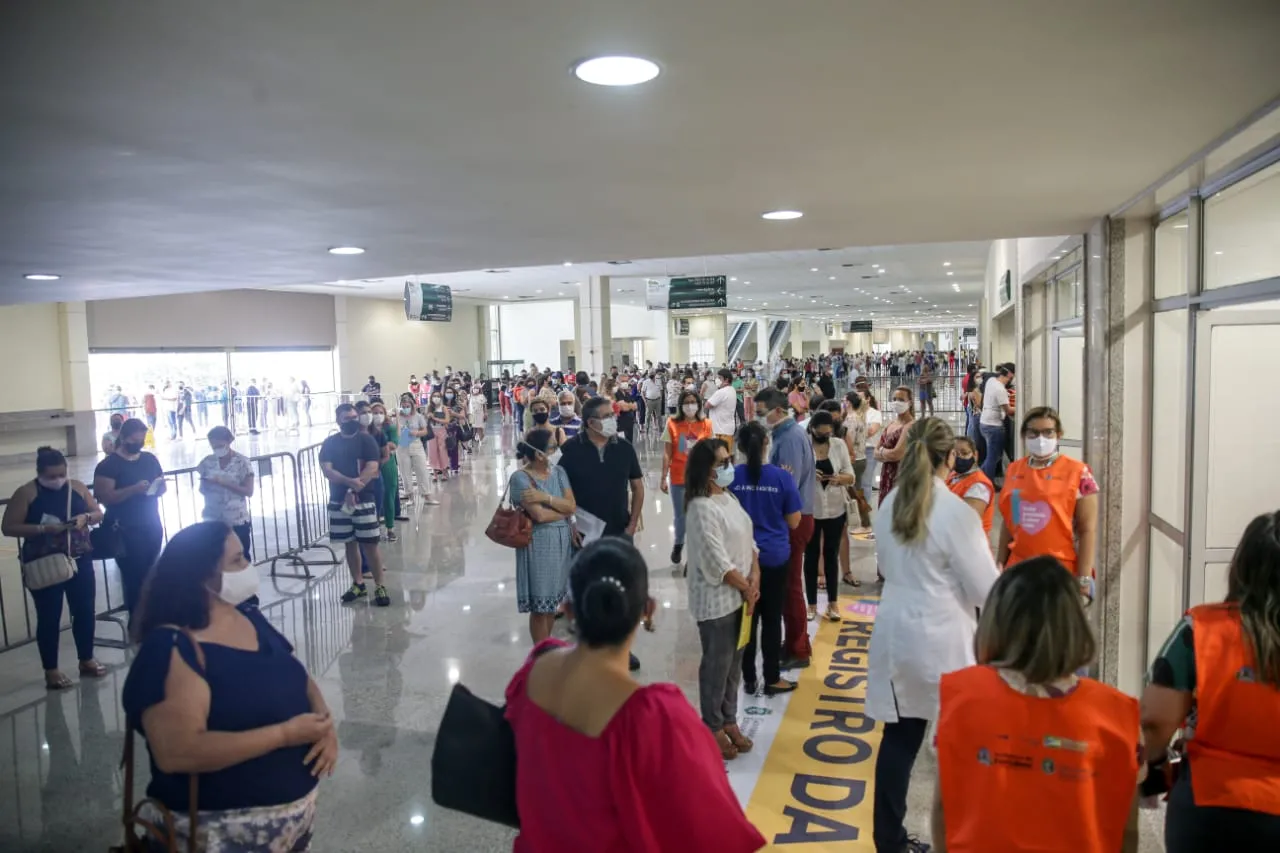 A vacinação começou nesta tarde, no Centro de Eventos