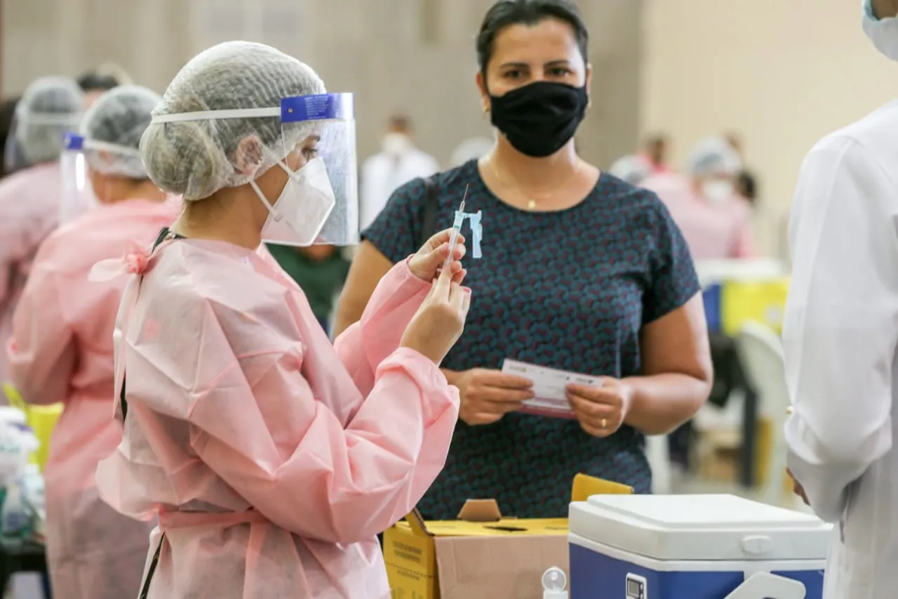 Profissionais recebem vacina contra Covid-19