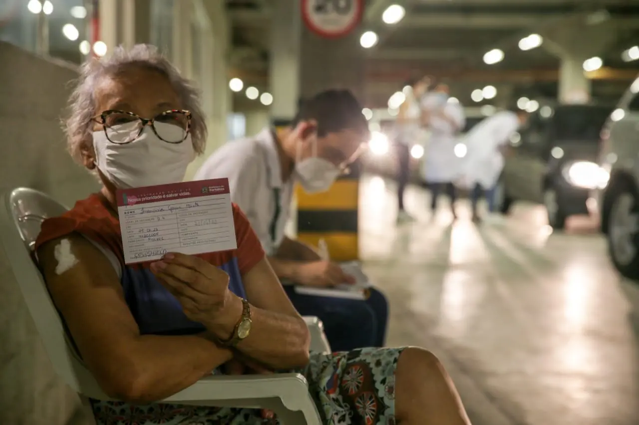 idosa sendo vacinada