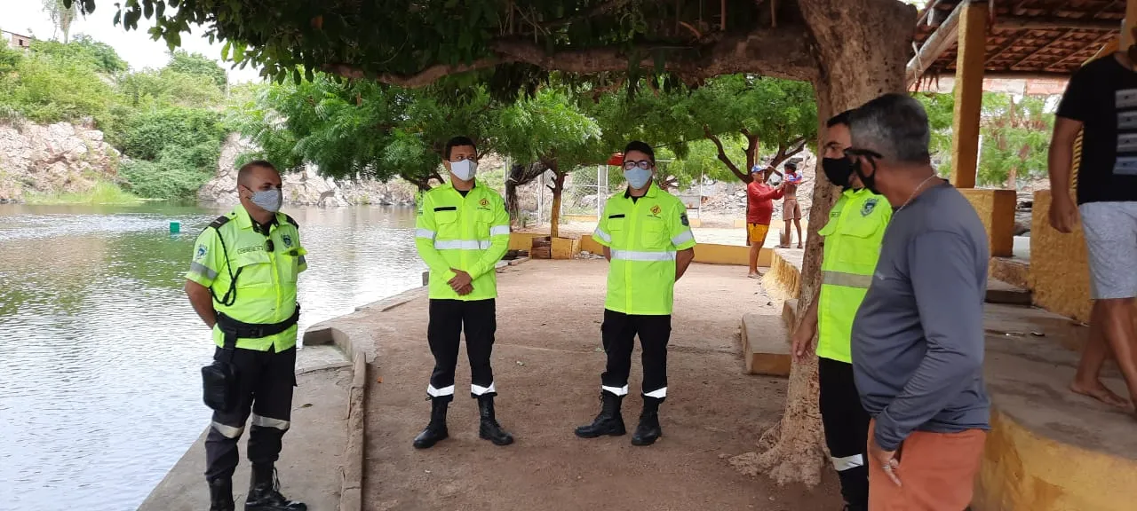 Polícia Militar e agentes da Guarda Municipal de Orós (GMO) fiscalizam as áreas proibidas para banho.