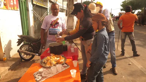 Os vaqueiros, de várias cidades do Cariri, se reúnem no bairro Lameiro, onde tomam um caldo que é servido gratuitamente no 